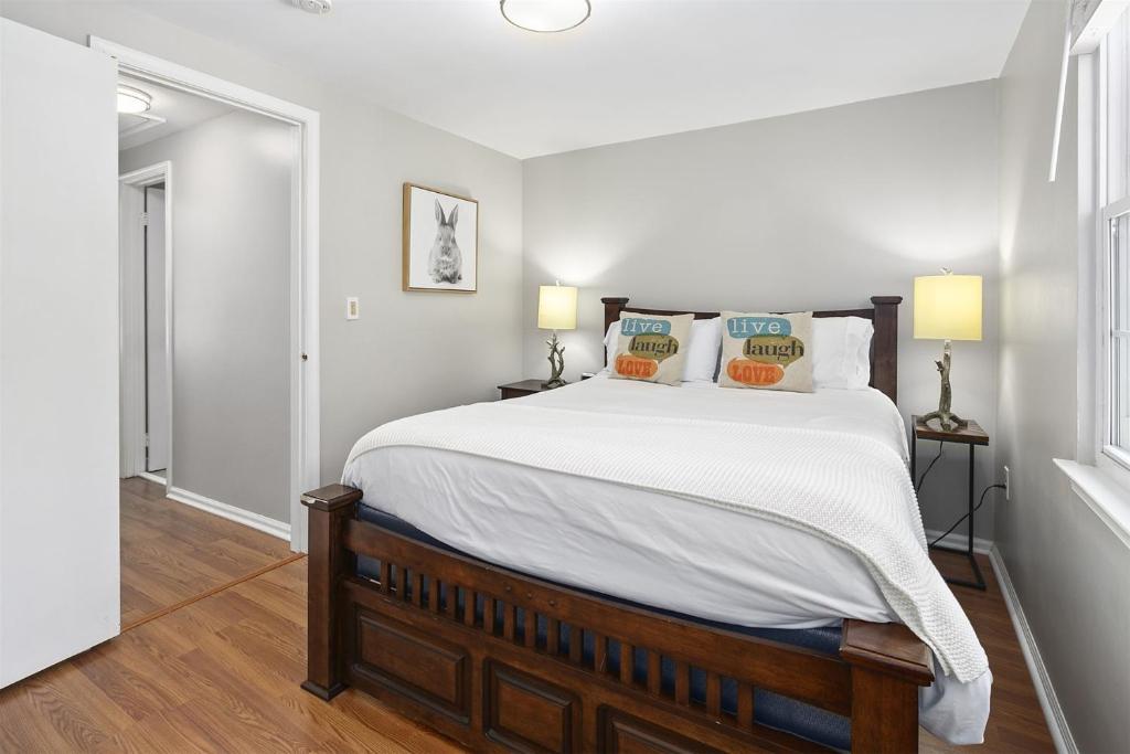 斯特林的住宿－Townhome in No VA, 40 Mins to DC, Pets OK, Fast WiFi，卧室配有一张带白色床单和枕头的大床。