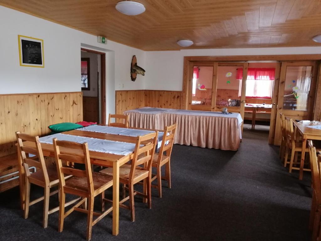 comedor con mesa y sillas en Bouda Svornost Pec pod Sněžkou, en Trutnov