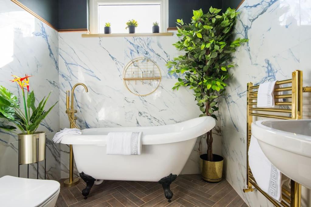 Kúpeľňa v ubytovaní Lux Versace Pad Sleeps 10 Hot Tub, Cinema & Games Room