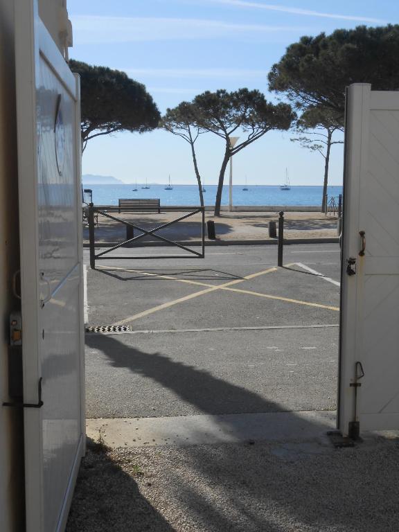 - un parking avec vue sur la plage dans l'établissement Cocon mignon A 2 pas de la plage, à La Ciotat