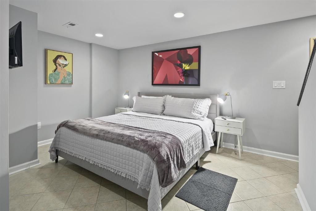 a bedroom with a bed and a painting on the wall at Townhome in No VA, Family Community, Pet Friendly, Fast WiFi in Sterling