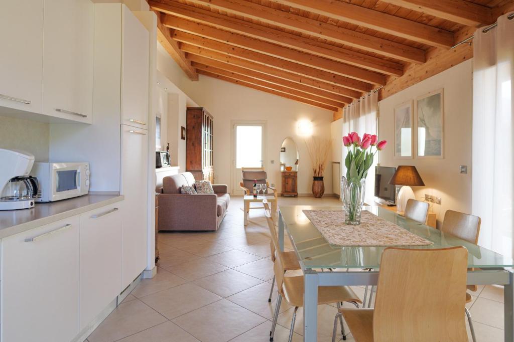 A seating area at CASA NAVLA' AppartamentI "Ulivi"- "Fiori" -"Velieri"-"Luna"-"Nido"-"Taverna"