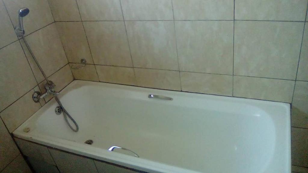 een badkamer met een bad en een douche bij Mosas Home in Serowe