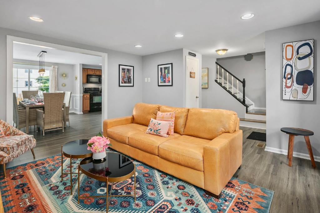 NEW! Large 3story townhome Private, Self checkin, Pet Friendly