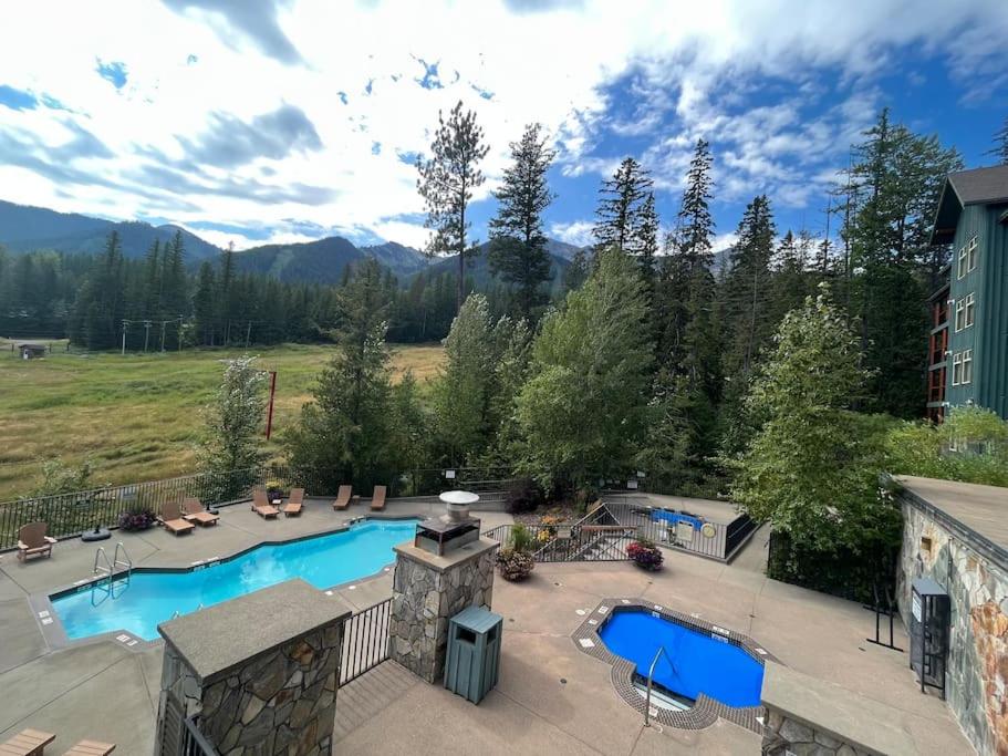 einen Luftblick auf eine Terrasse mit 2 Swimmingpools in der Unterkunft Snow Creek Lodge by FantasticStay in Fernie