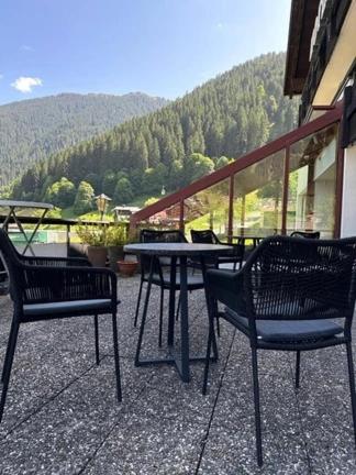 Nespecifikovaný výhled na hory nebo výhled na hory při pohledu z hotelu