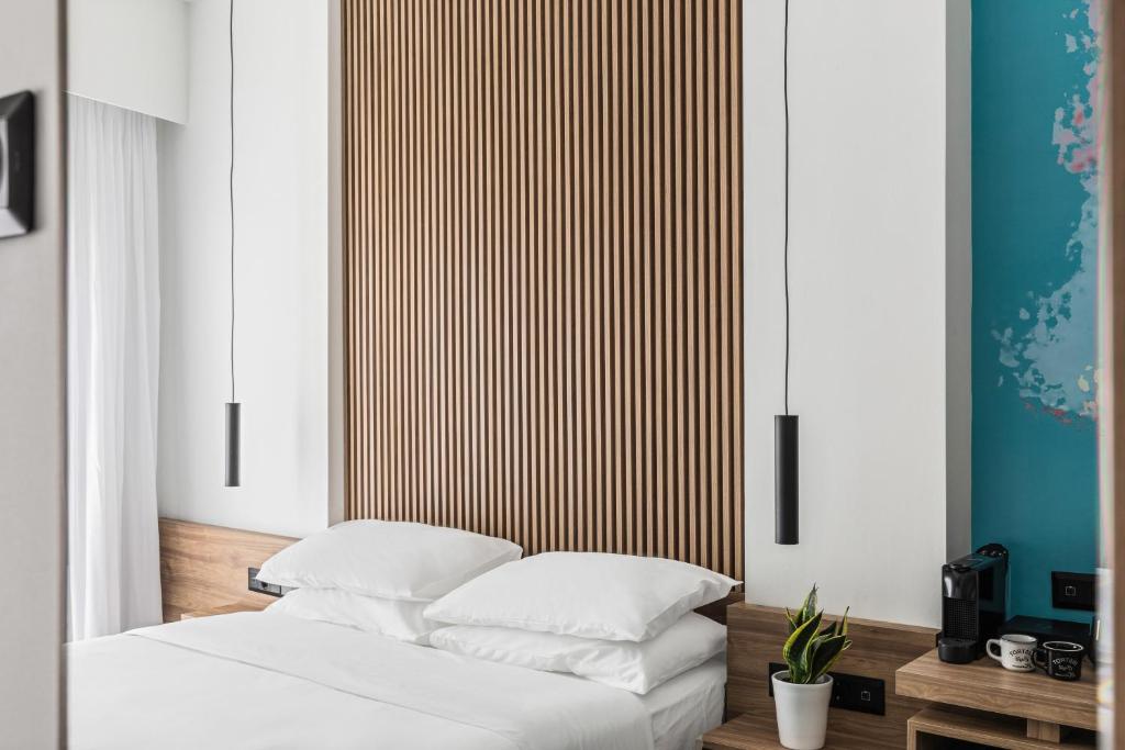 Postel nebo postele na pokoji v ubytování The Q Hotel