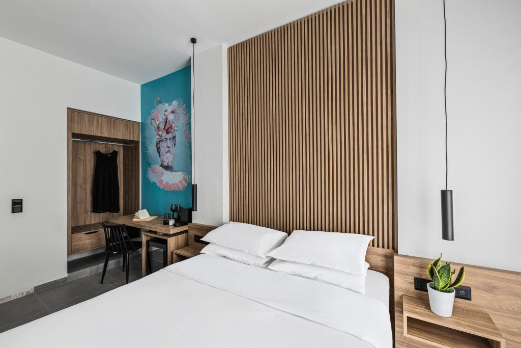 Postel nebo postele na pokoji v ubytování The Q Hotel