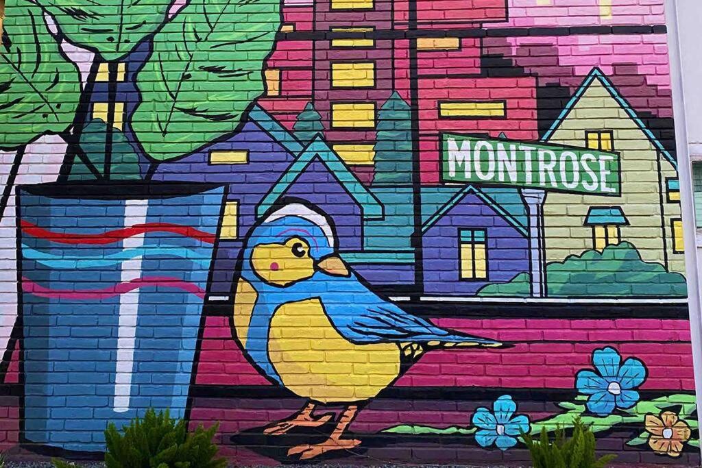 una pintura de un pájaro al costado de un edificio en Houston Hideout Sleek 1-BR Apt Urban Haven en Houston