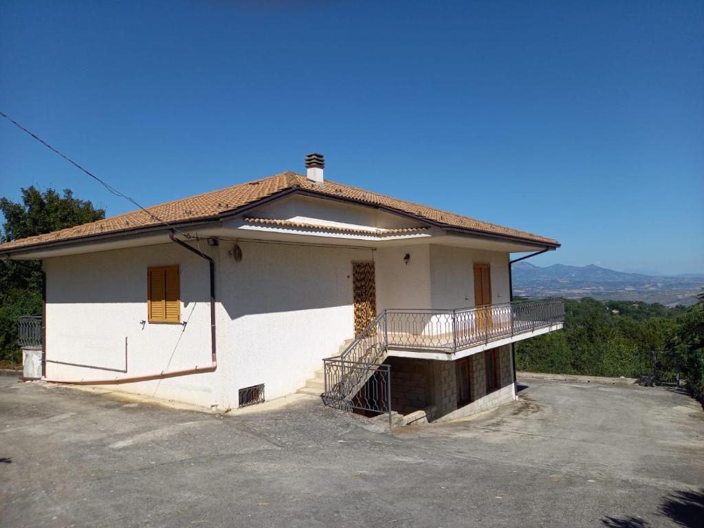 een wit huis met een balkon op veel bij Casa montagna-Parco Maiella-Abruzzo in Roccamorice