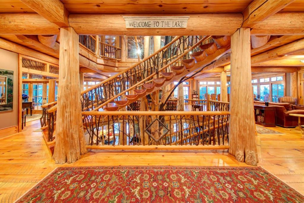 庫珀斯敦的住宿－Seneca Lodge，一间位于房子内的大型客房,设有木制楼梯