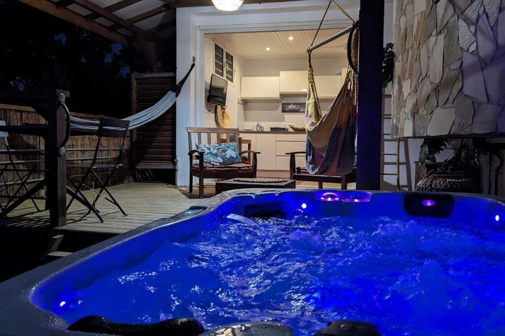 Fotografie z fotogalerie ubytování Cocon de charme avec spa, proche de la plage v destinaci Les Trois-Îlets