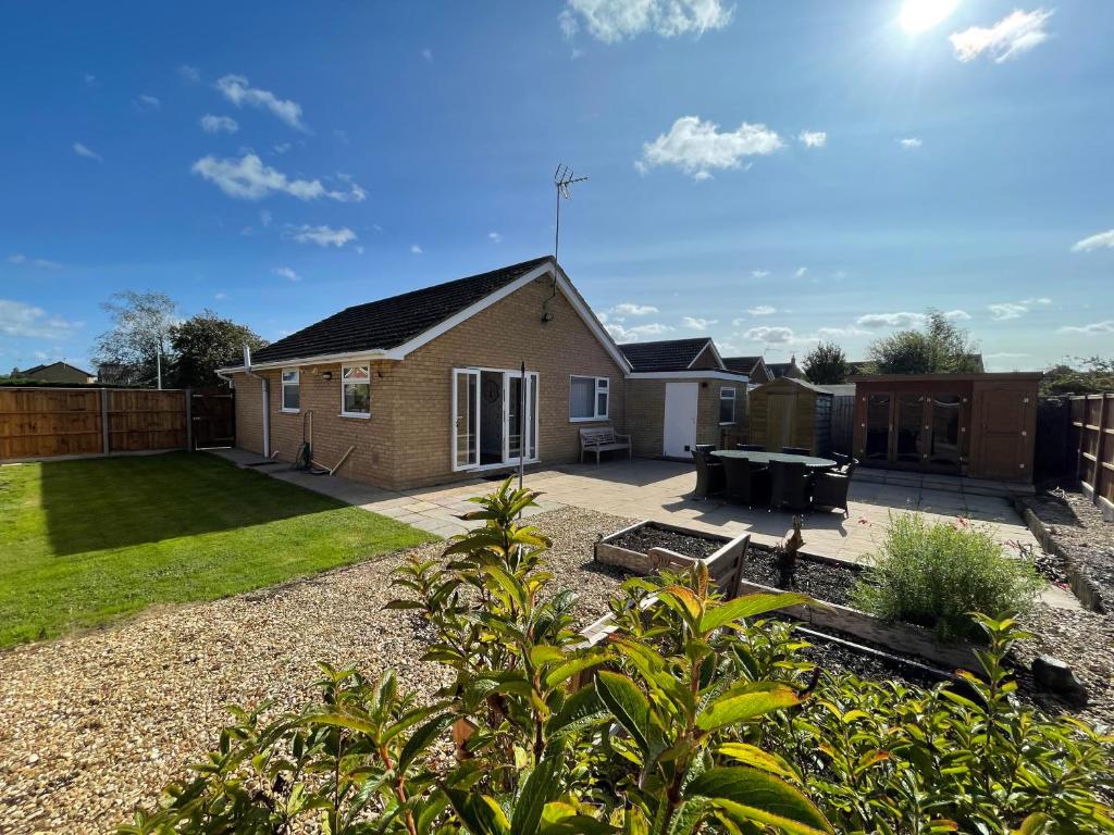 ein Haus mit einer Terrasse und einem Hinterhof in der Unterkunft lodge in the heart of Bourne in Lincolnshire