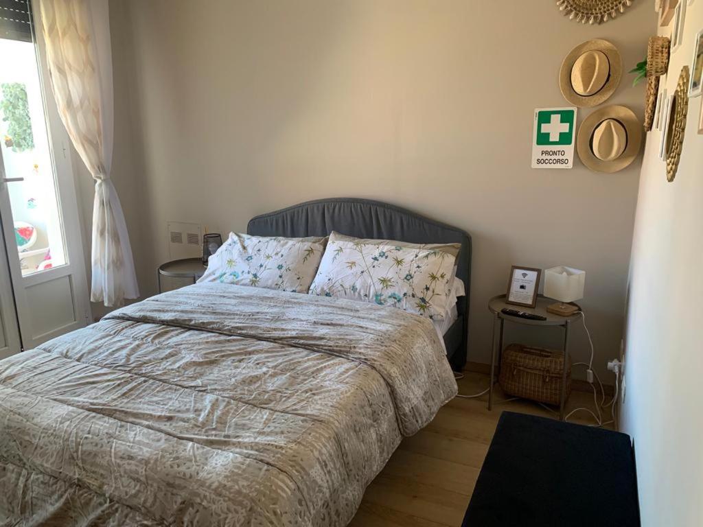 Schlafzimmer mit einem Bett und einem Fenster in der Unterkunft Sweet home in Varese
