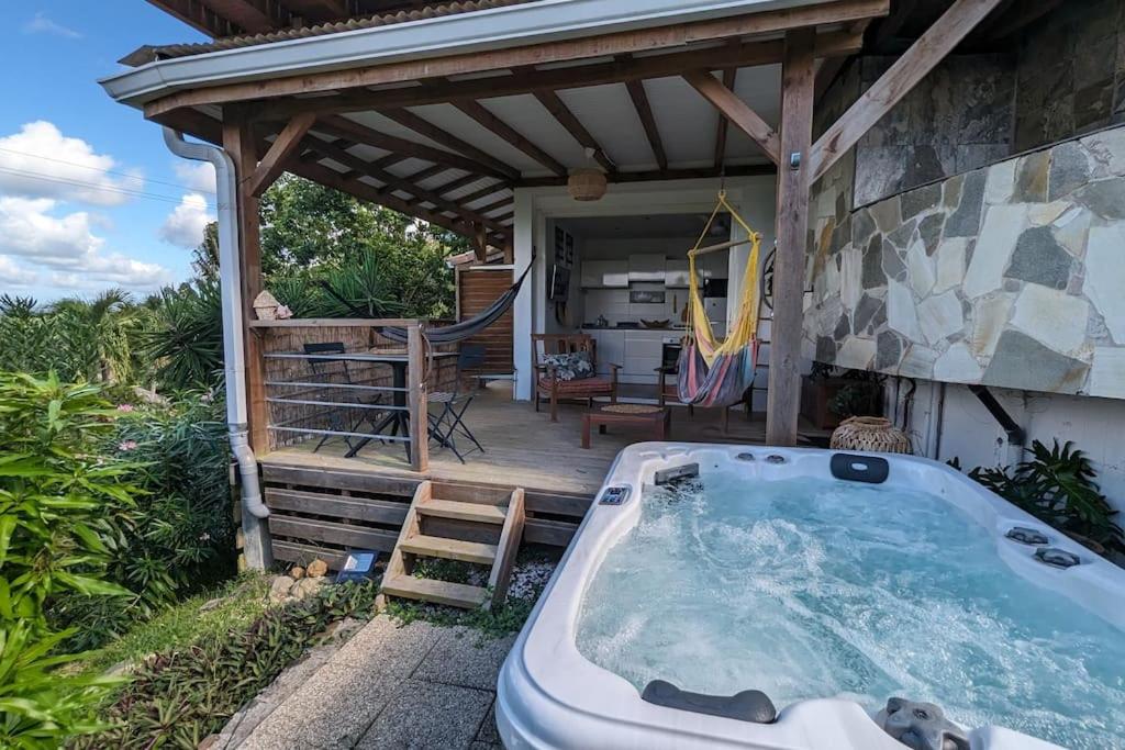 Fotografie z fotogalerie ubytování Cocon de charme avec spa, proche de la plage v destinaci Les Trois-Îlets