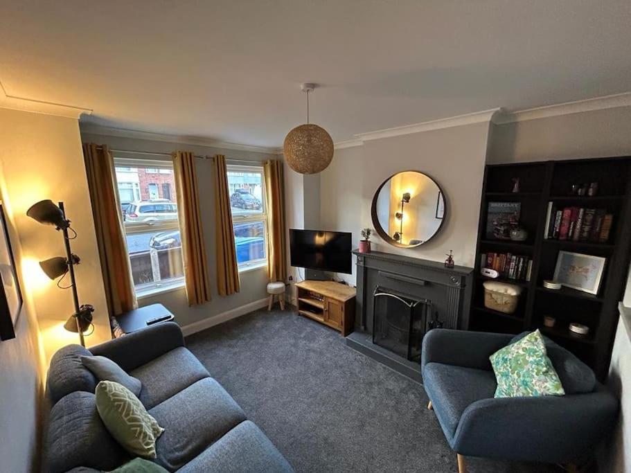 uma sala de estar com um sofá e uma televisão em Entire 3 Bed House in Ipswich em Ipswich