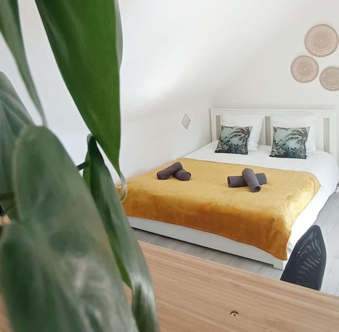 Cama ou camas em um quarto em Le p’tit Kerf proche Centre Ville