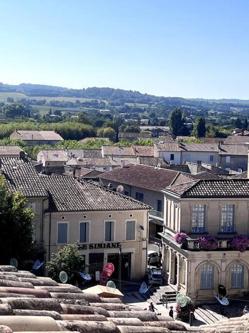 ヴァルレアスにあるLe petit Mistralの建物のある町の空中風景