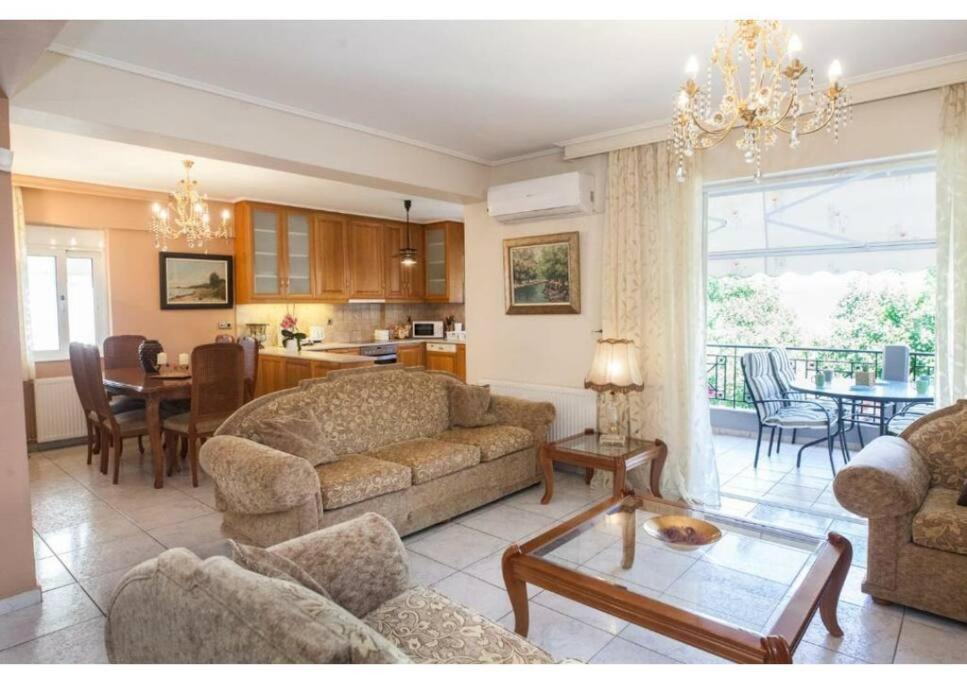 een woonkamer met een bank en een tafel bij Luxury 2BR Retreat in Marousi in Athene