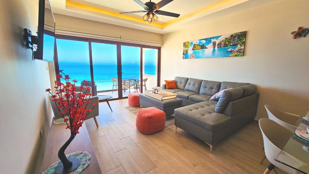sala de estar con sofá y vistas al océano en Oceandreams 3br 2ba - New Condo - Fantastic Views en Isla Mujeres