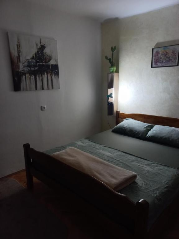 Ein Bett oder Betten in einem Zimmer der Unterkunft Dvorska oaza