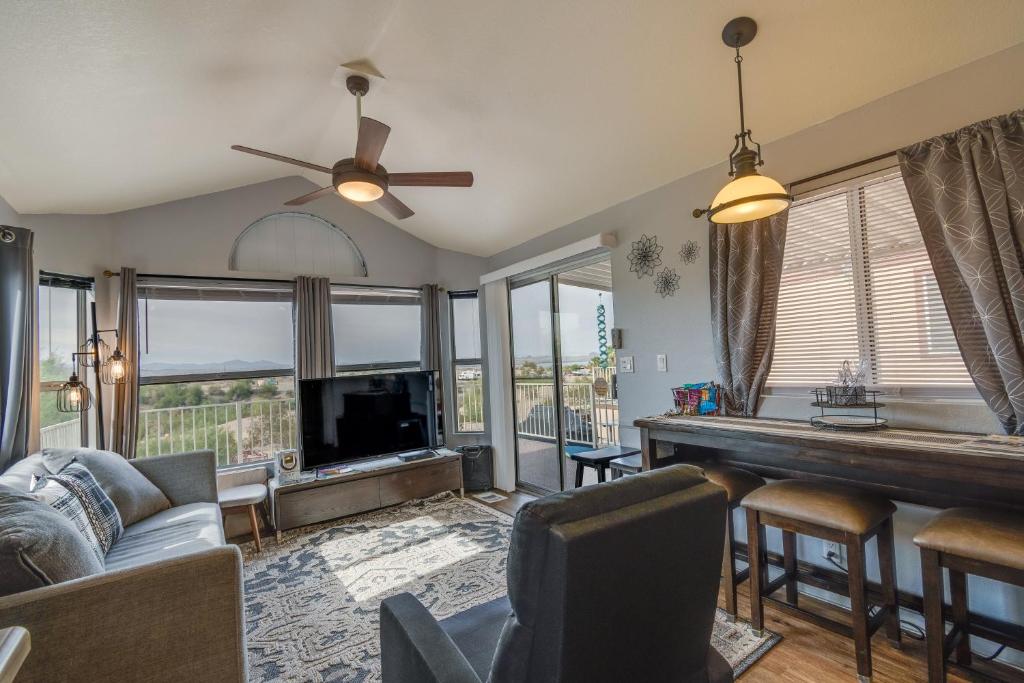 een woonkamer met een bank en een tafel bij Pet-Friendly Lake Havasu City Home with Fire Pit! in Lake Havasu City