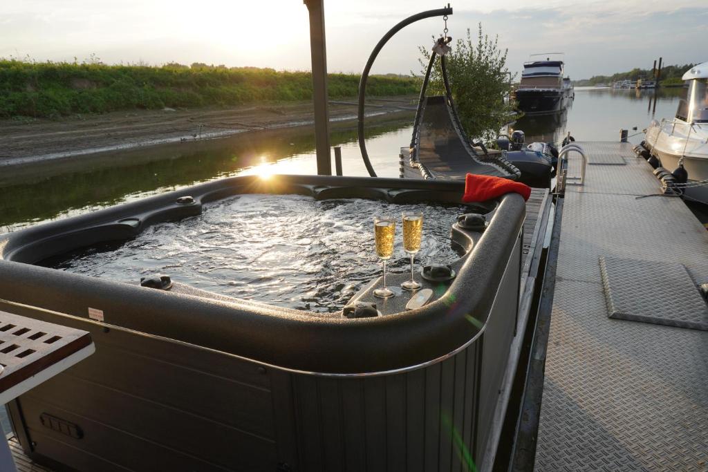 a hot tub on a boat in a canal at Hafen Perle - Übernachtungen auf dem Wasser- Romantik & Wellness auf dem Rhein - in Leverkusen