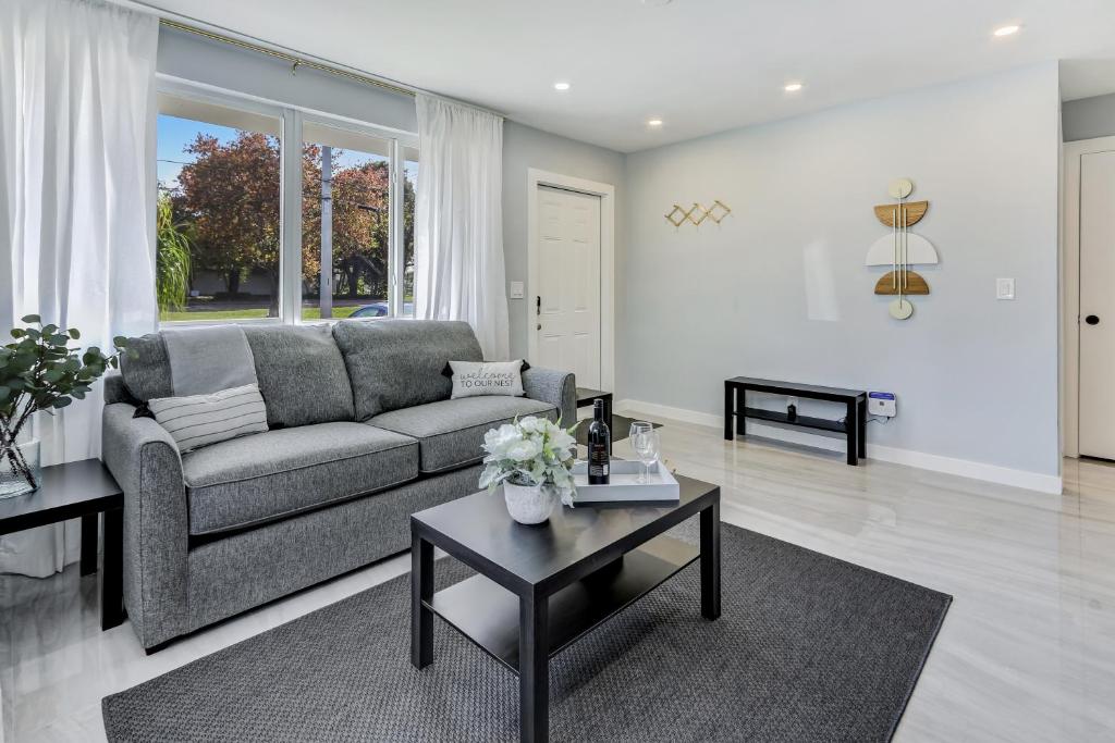Χώρος καθιστικού στο Renovated professional design, grill lake view!