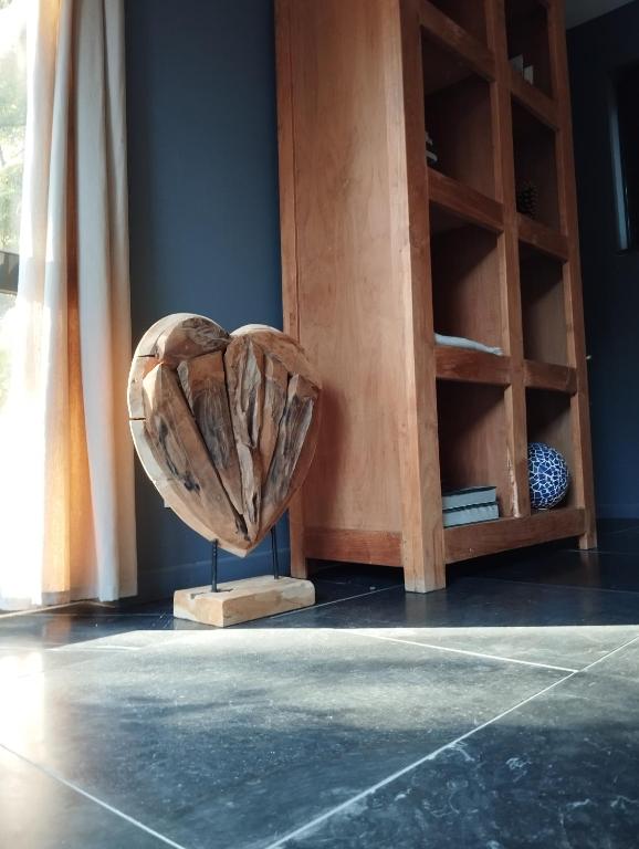 a heart sculpture on a stand in a room at VILLA KB&#39;HOME in Le Touquet-Paris-Plage