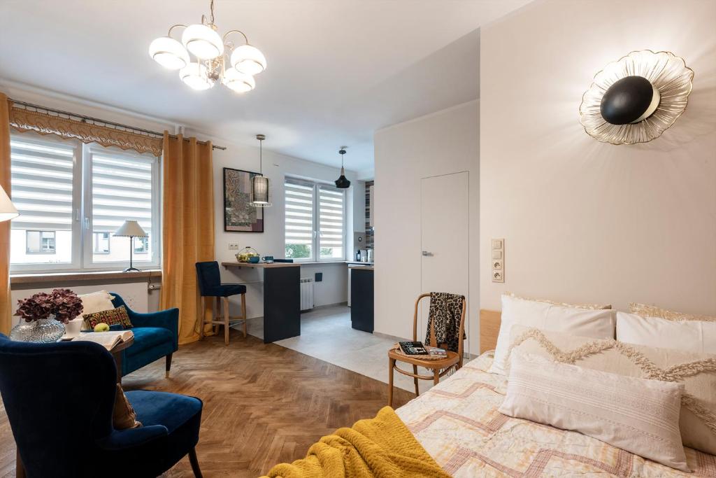 een slaapkamer met een bed en een woonkamer bij Apartament Paparazzi in Warschau