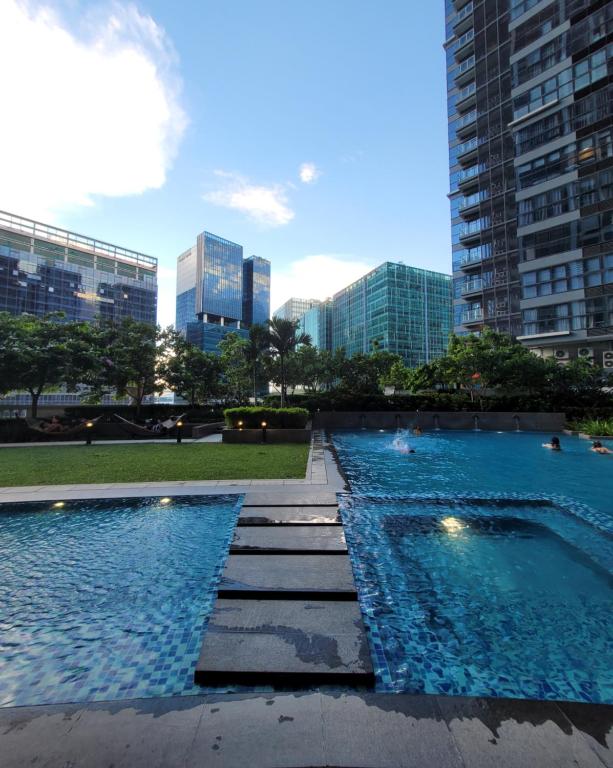 Bazén v ubytování Uptown Parksuites Tower 1 at BGC - Staycations Up Above 12 nebo v jeho okolí