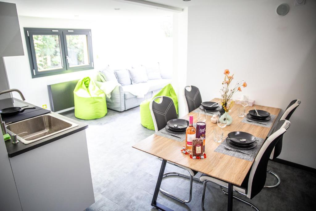 cocina y sala de estar con mesa y sofá en Bienvenue dans le chartreuse 2 à 6 couchages, en Cholonge
