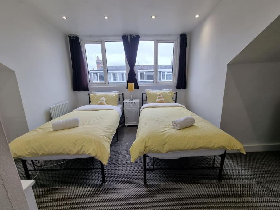duas camas num quarto com duas janelas em Make yourself at home! 34AA em Headingley