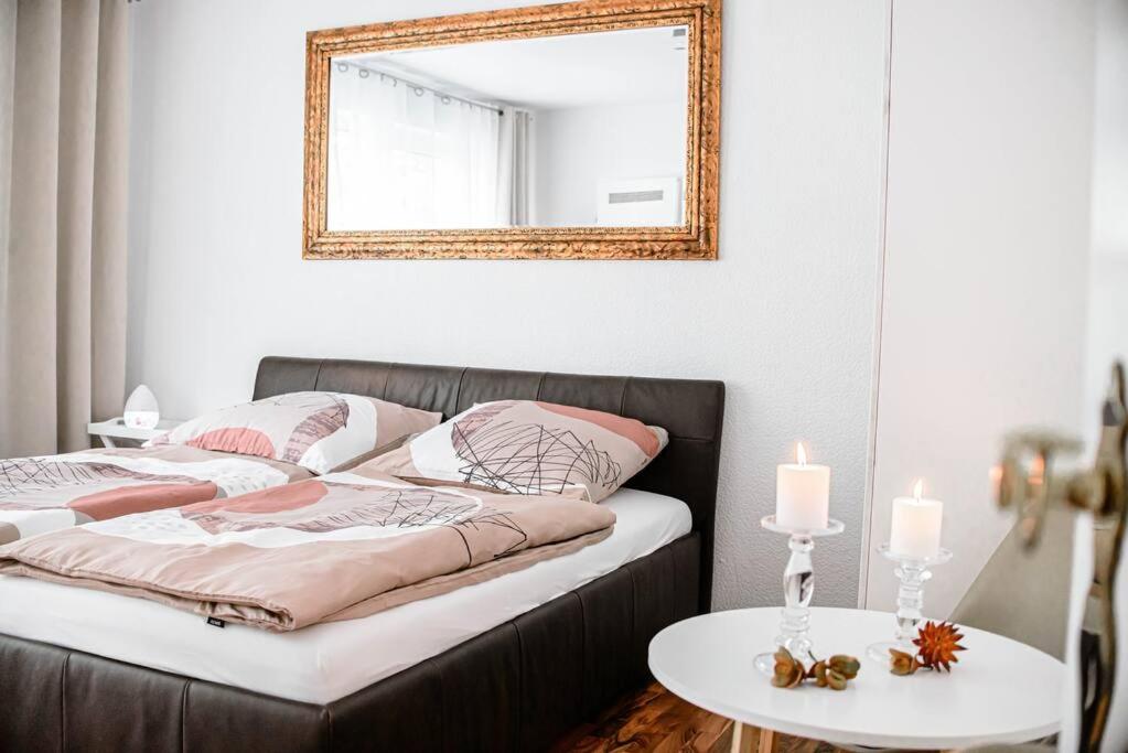 Säng eller sängar i ett rum på Wiesbaden - Apartment im Nerotal