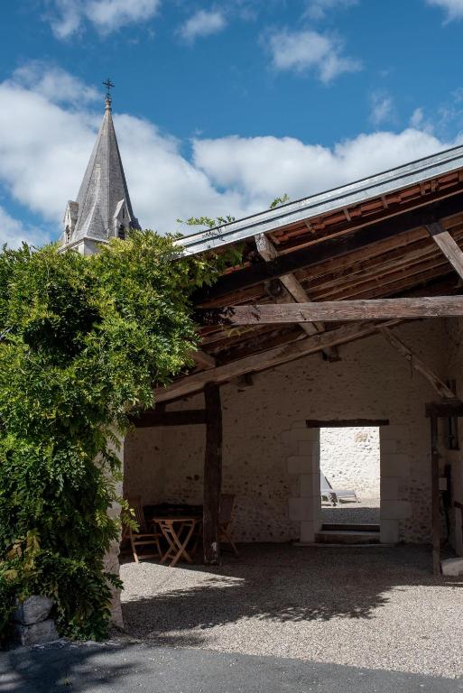 - un bâtiment avec une fenêtre et une cloche d'église dans l'établissement Au Coeur du Village Bassillac Périgueux, à Bassillac