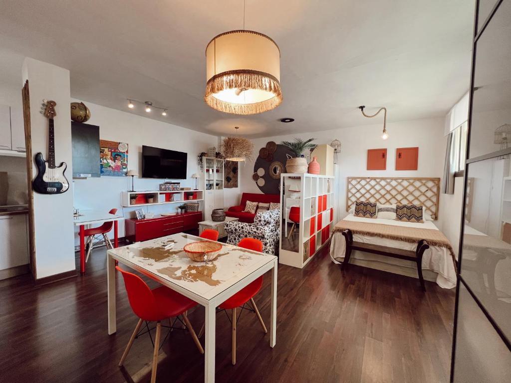 een kamer met een tafel en stoelen en een slaapkamer bij Lovely Suite Miramar in Málaga