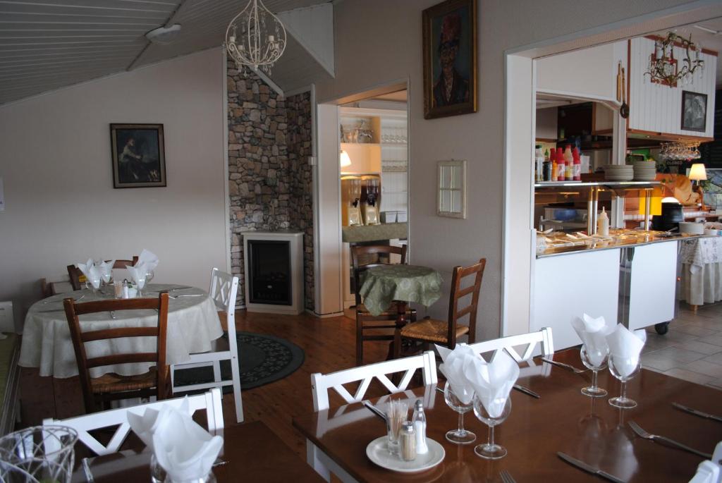 A restaurant or other place to eat at Haltinmaa Cottages