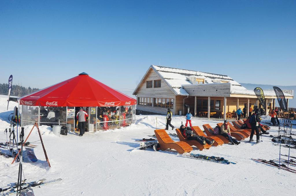 J-H APARTMÁNY HORSKÝ RESORT BUKOVÁ HORA - 100 m od LANOVKY v zimě