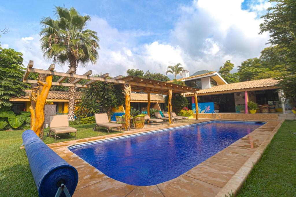 een zwembad in de tuin van een huis bij Hotel Boutique Casa Copal in Ajijic