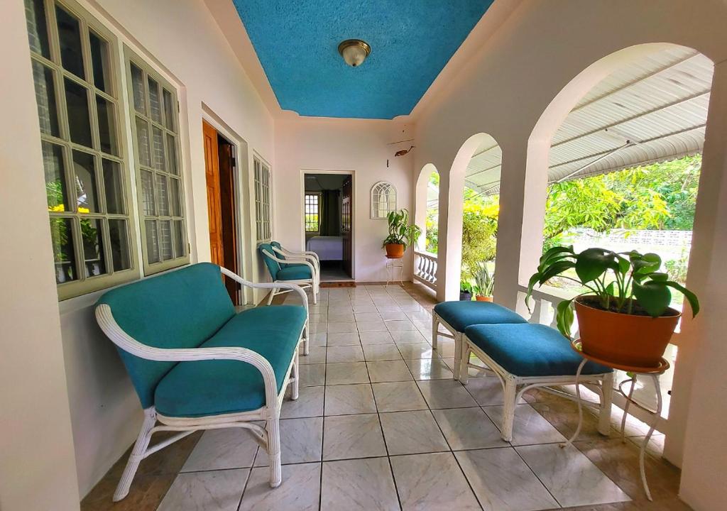 Posezení v ubytování Green's Palace Jamaica