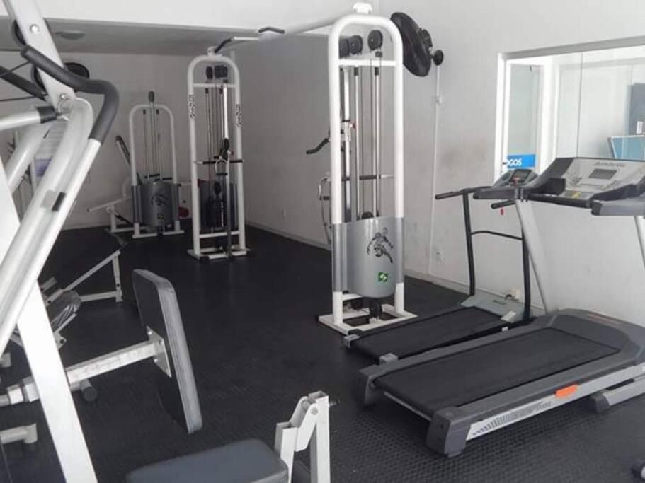 a gym with several treadmills and a treadmill at Apart. 2/4 - 500 mts da praia.Ilhéus in Ilhéus