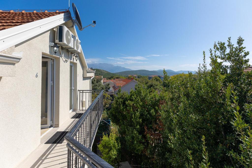 balcone di una casa con vista di Apartments Lustica a Tivat