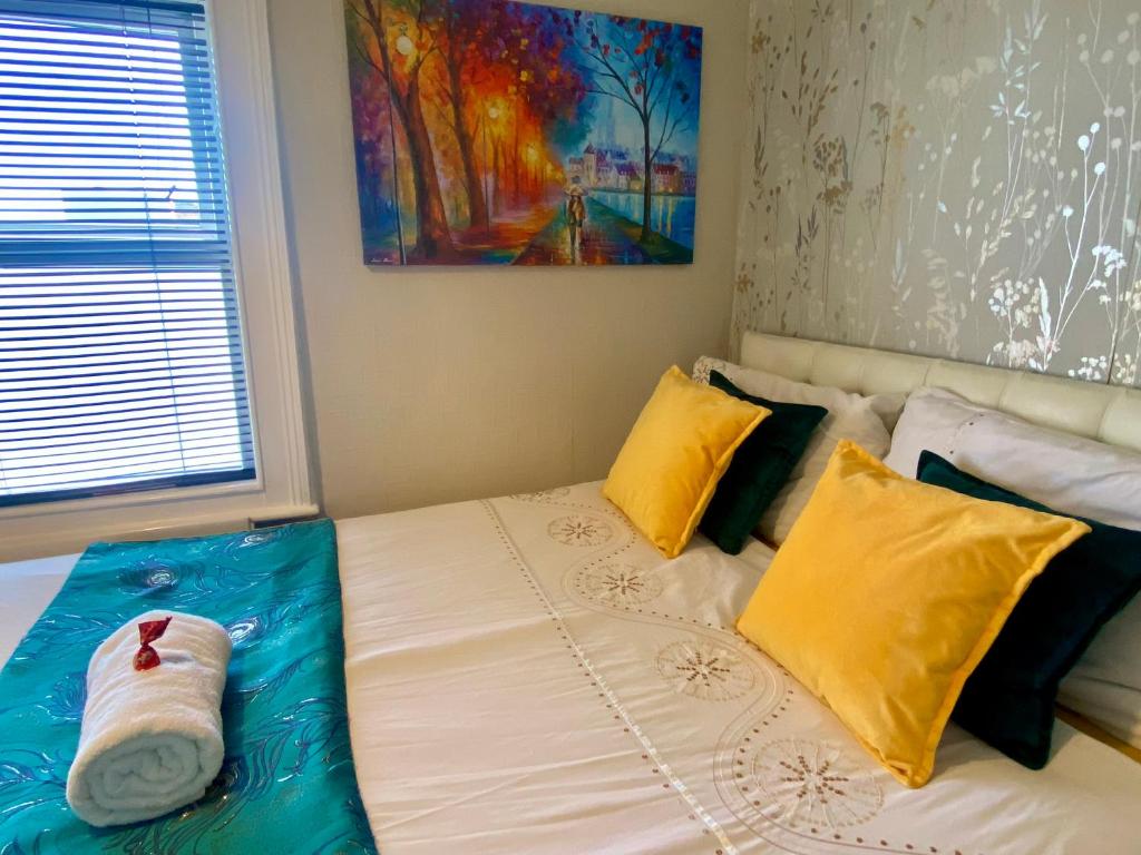 Un dormitorio con una cama con una toalla. en City Centre Convenient Contractor Stay With Free Parking and Free Wifi, en Bedford