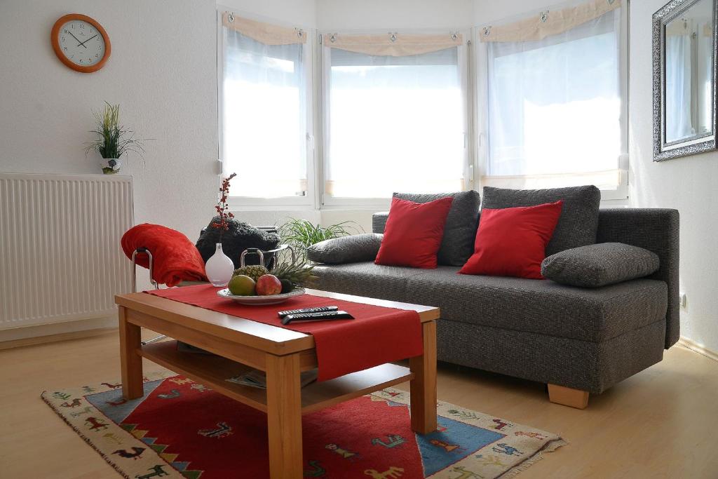 ein Wohnzimmer mit einem Sofa und einem Tisch in der Unterkunft Sonnenhaus Ferienwohnungen in Traben-Trarbach