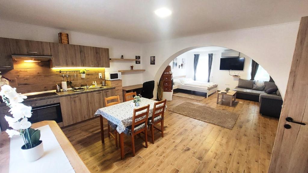 Kuchyň nebo kuchyňský kout v ubytování Lipicai Hotel és Étterem