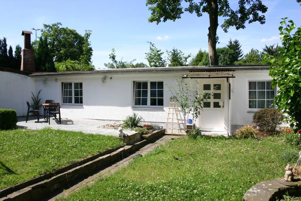 Biały dom z ogrodem przed nim w obiekcie Atrium w mieście Bochum