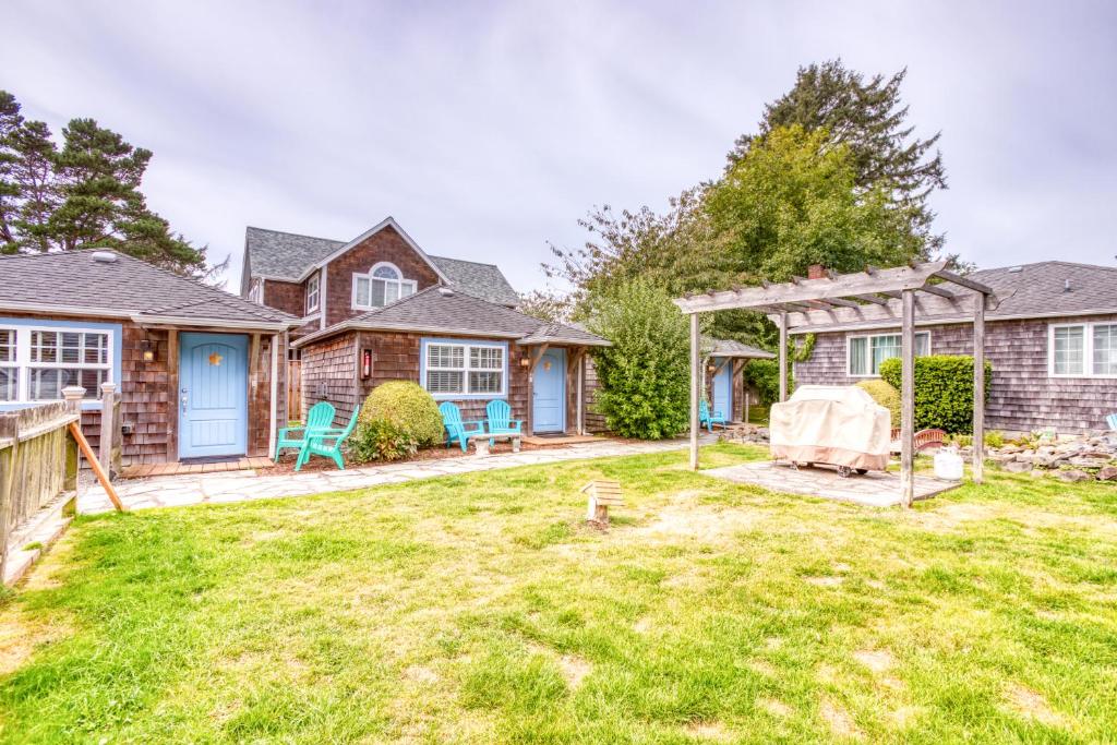 una casa con cortile di Hidden Villa Cottages (Entire Property, Six Cottages) a Cannon Beach