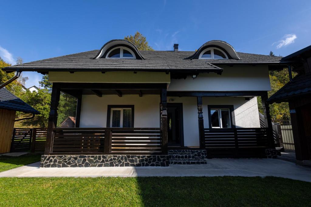 una piccola casa con portico e tetto di La nana Dora a Sadova