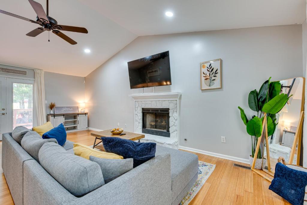 Smyrna Home with Deck and Patio 17 Mi to Downtown ATL, Smyrna