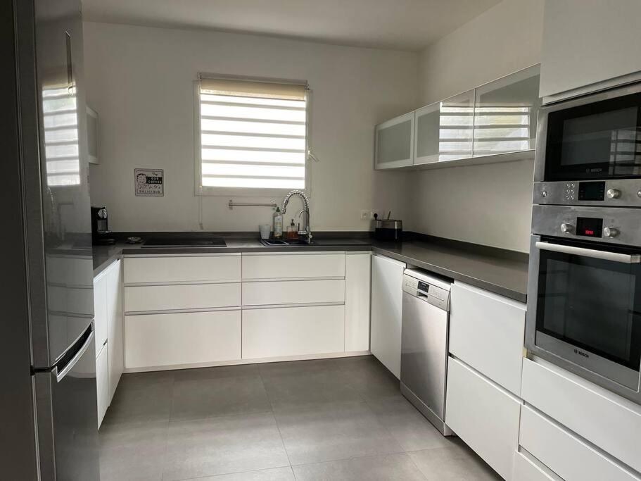 Cuisine ou kitchenette dans l'établissement Orient Bay Villa